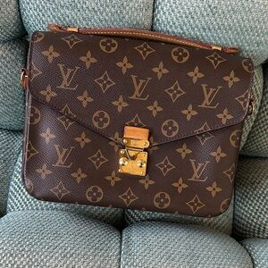 Louis Vuitton pouchette metis… great bag
